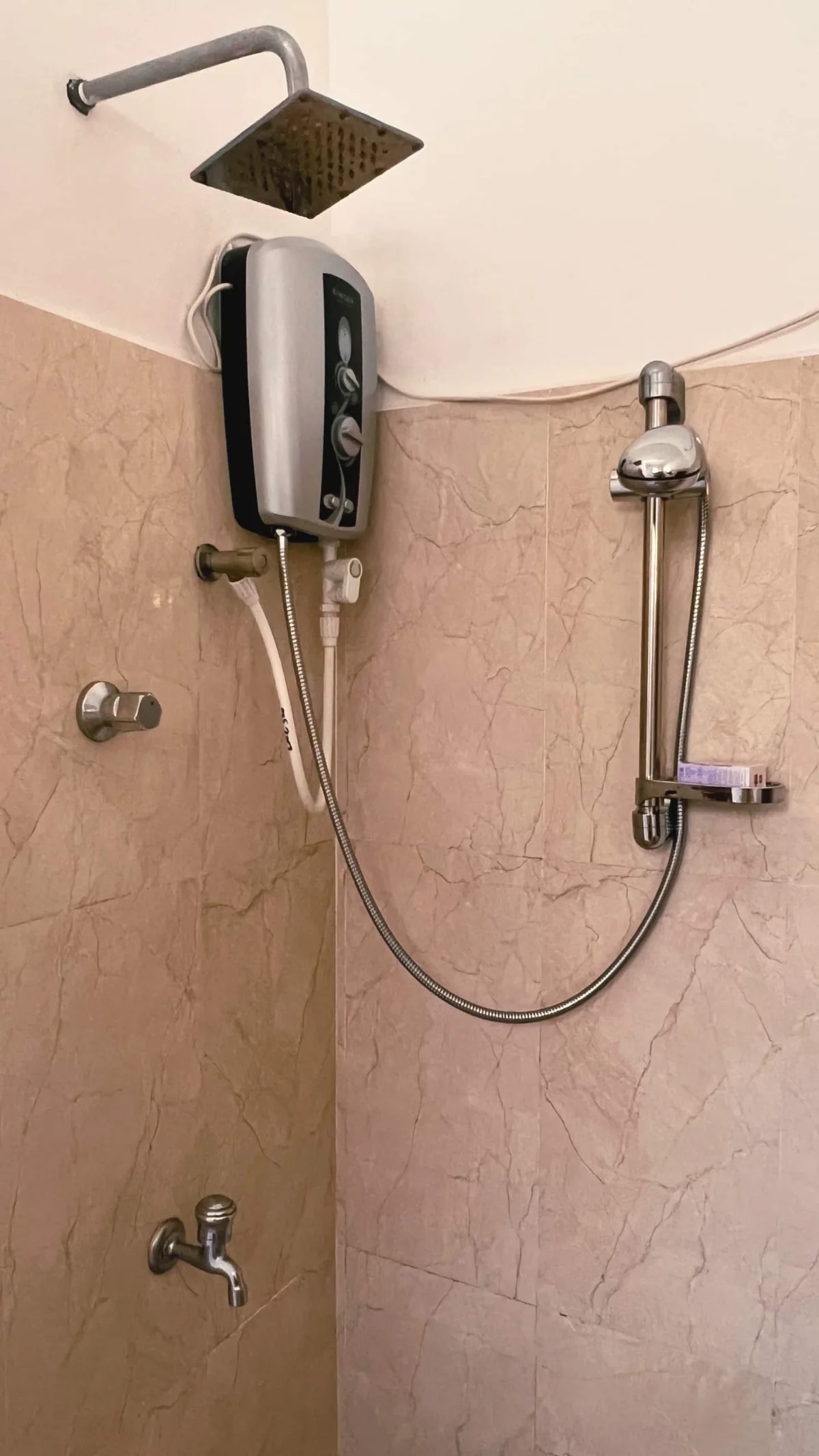 La ducha, con agua caliente