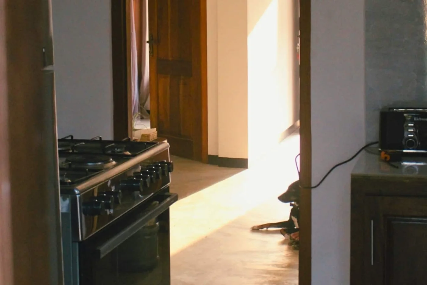 La cocina, con el horno y los fogones