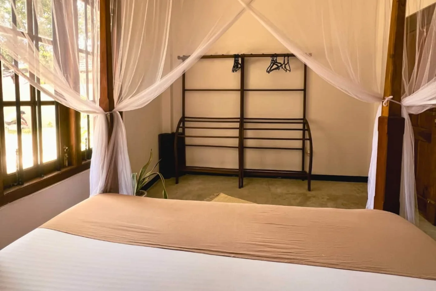 La habitación con las ventanas de madera
