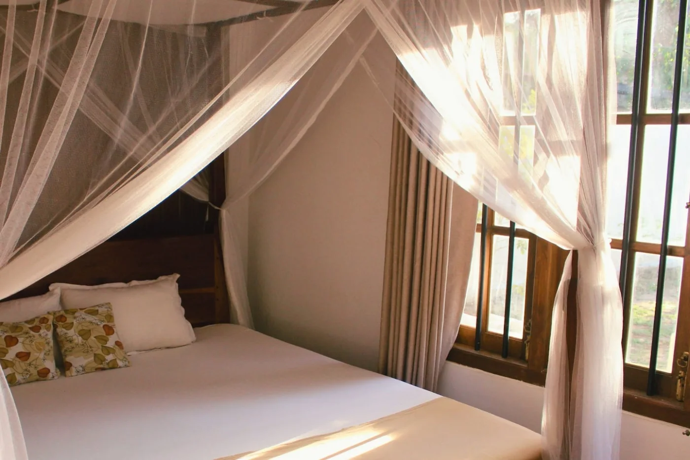 La cama, con la luz de la mañana