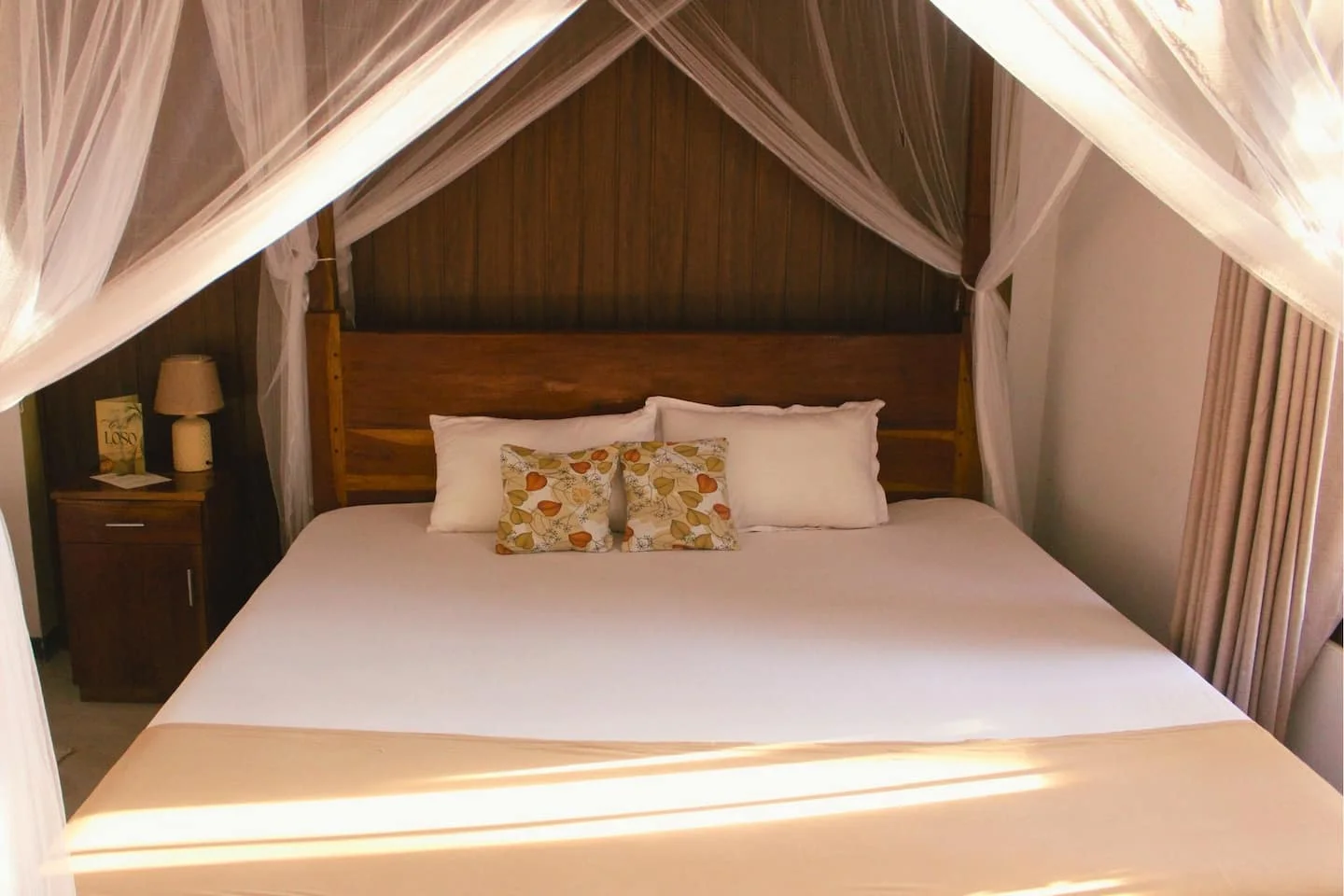 La cama con su mosquitera, bajo la luz de la tarde