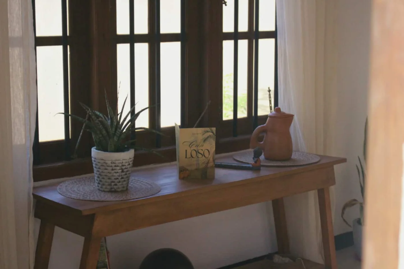 La consola junto a la ventana